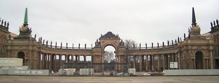 Kolonnade zwischen den Communs im Park Sansouci