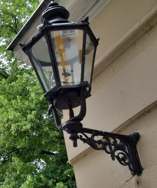 Historische Gaswandleuchte - Schinkelleuchte - in der Altstadt von Spandau in Berlin.