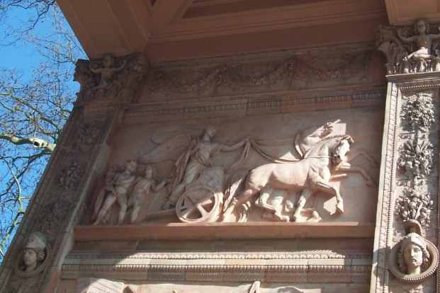 Relief am Triumphtor des Weinberggartens in Potsdam