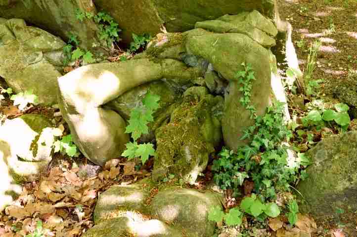 Namenlose antike Figuren im Schlosspark Glienicke.