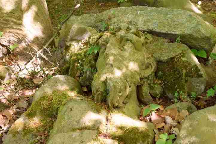 Namenlose antike Figuren im Schlosspark Glienicke.