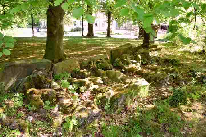 Namenlose antike Figuren im Schlosspark Glienicke.