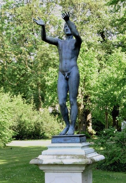 Betender Knabe im Casino-Garten Glienicke.