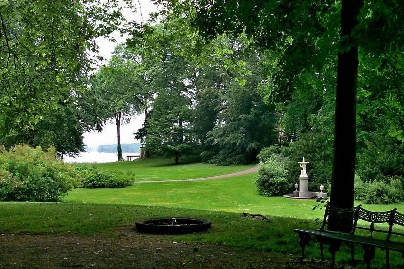 Blick vom Lennhgel zum Casino und Junfernsee (Havel).