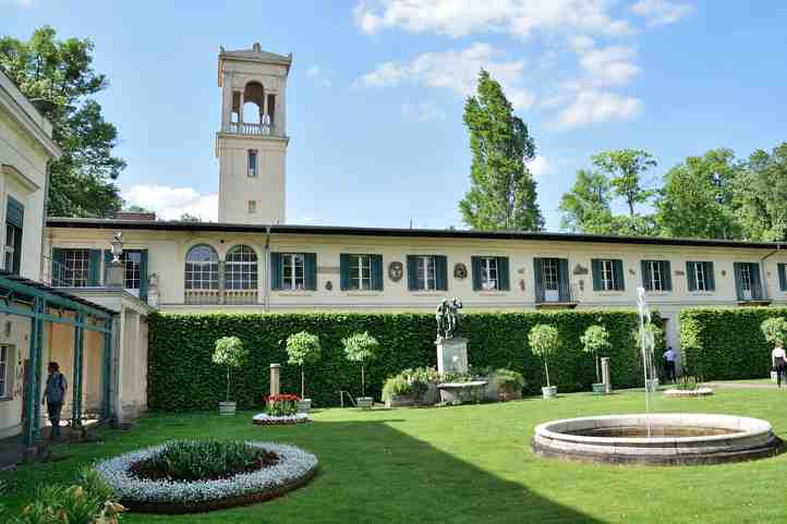 Der Hof im Kavalierflgel Schloss Glienicke. 