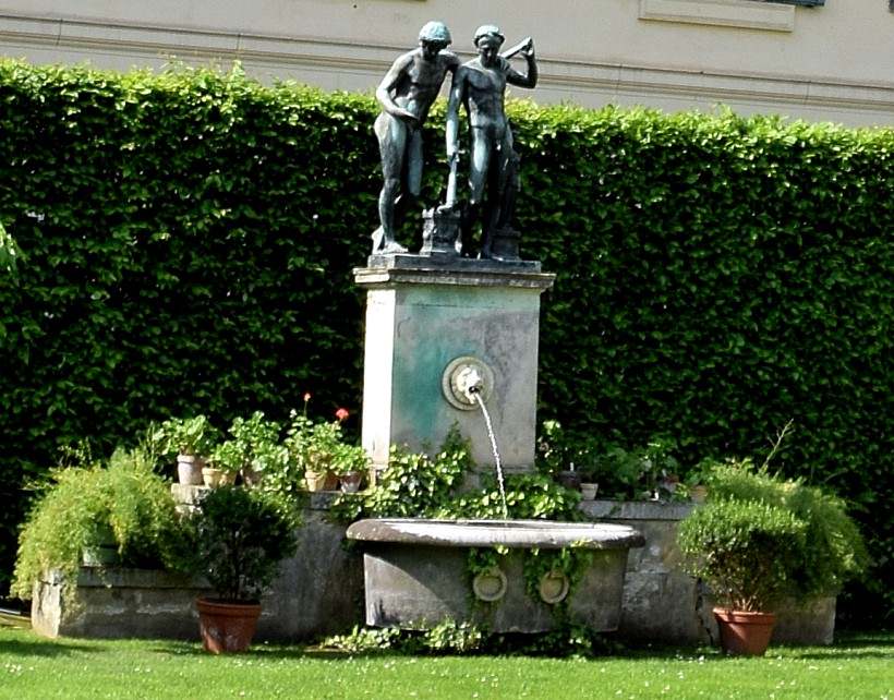 Der dreistufige Sockel als Standplatz fr die Ildefonso-Gruppe.