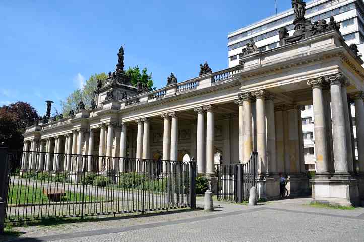 Rechte Knigskolonnade am Kleistpark. 