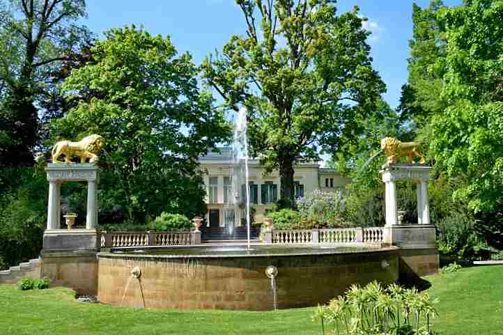 Loewenfontne in Glienicke, Blick von der Knigsstrae.