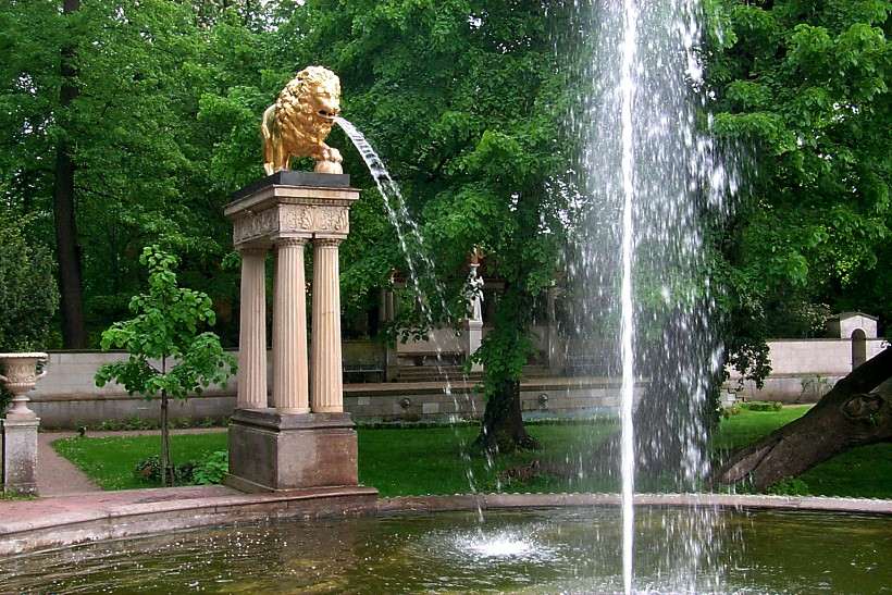 Lwenbrunnen mit Sicht zum Stibadium im Pleasureground. 