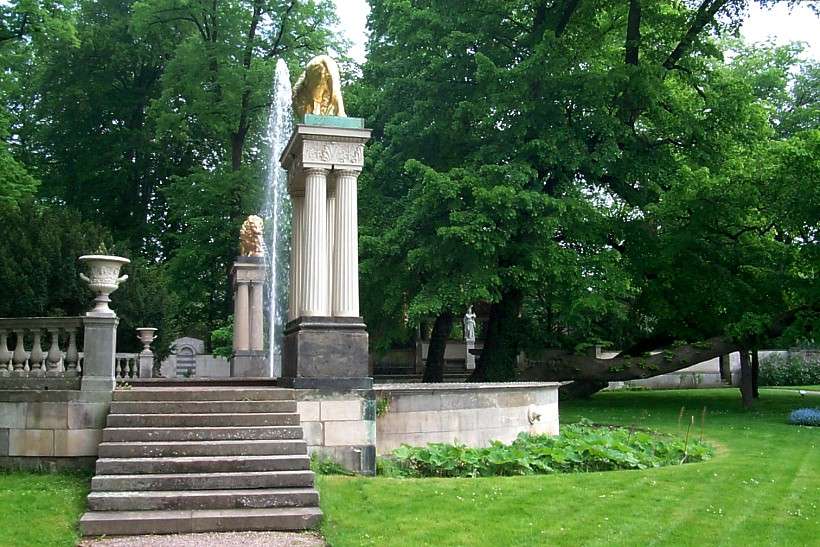 Lwenbrunnen mit Sicht zum Stibadium im Pleasureground. 