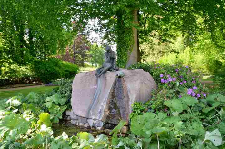 Milchmdchen mit zerbrochenem Krug im Glienicker Schlosspark