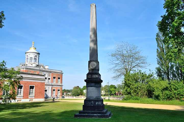 Obelisk am Marmorpalais im Neuen Garten.