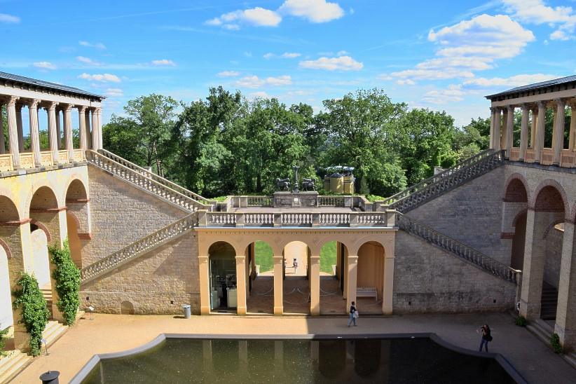 Innenhof mit Wasserbecken des Belvederes auf dem Pfingst berg in Potsdam.