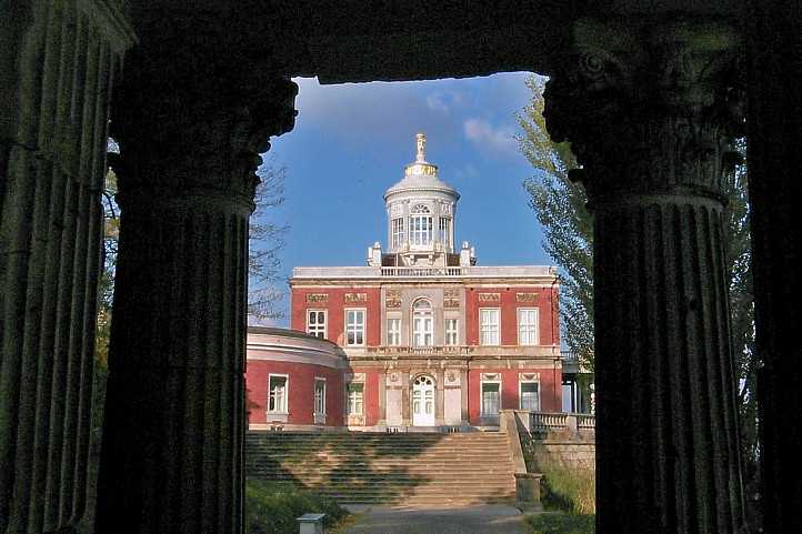 Blick durch die Sulen der Kche fr das Marmorpalais.