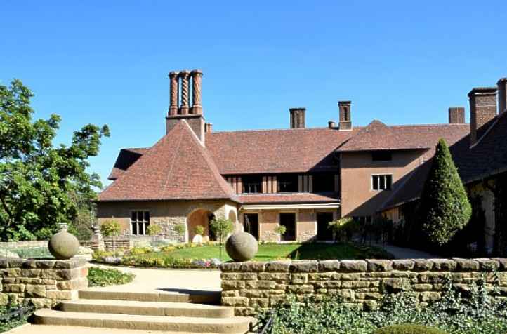 Schloss Cecilienhof nach der Restaurierung im Neuen Garten.