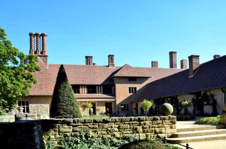 Schloss Cecilienhof nach der Restaurierung im Neuen Garten.