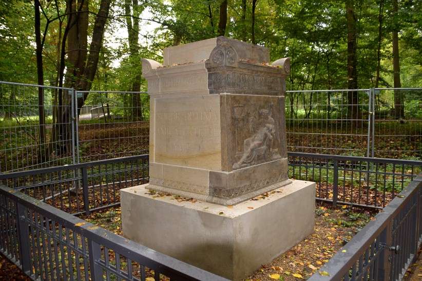 Kenotaph, Ehrengrabmal frJulie von Vo im Schlosspark Berlin-Buch.