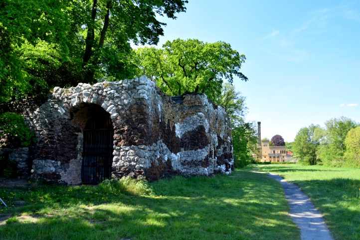 Die offene Eingangshalle der Muschelgrotte im Neuen Garten - Potsdam.