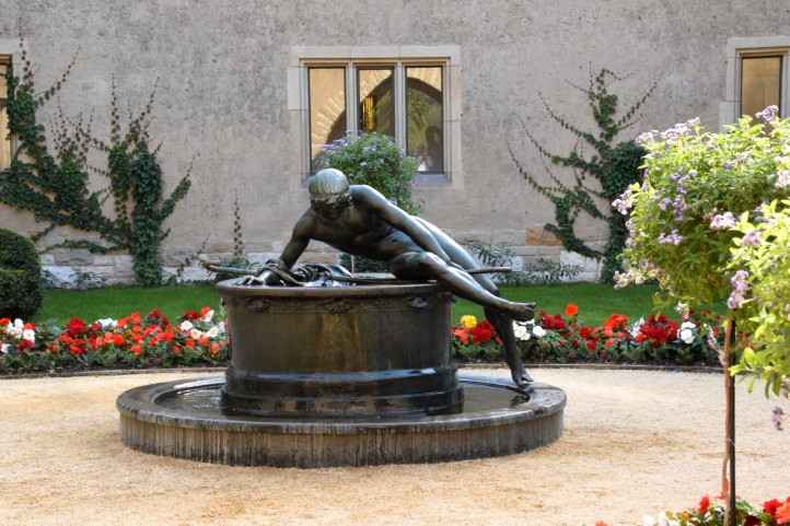 Narzissbrunnen im Hinterhof von Schloss Cecilienhof - Neuer Garten. 