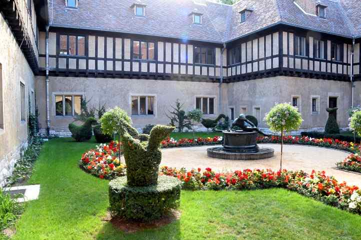 Narzissbrunnen im Hinterhof von Schloss Cecilienhof - Neuer Garten.