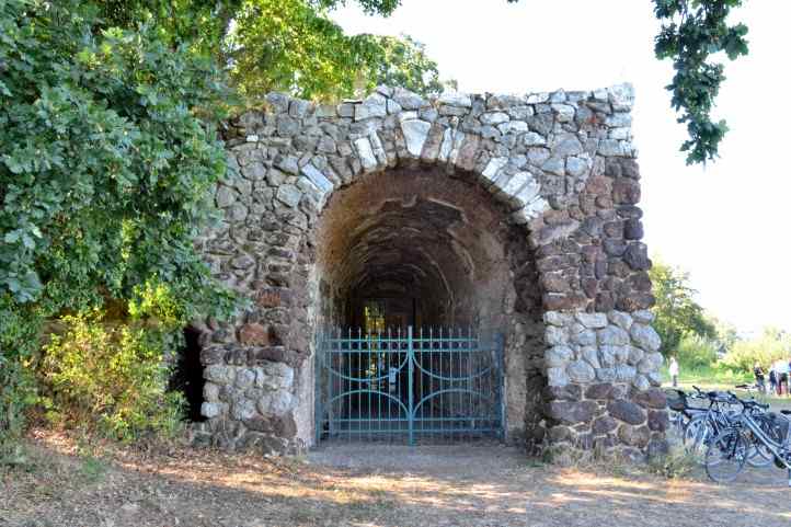 Die offene Eingangshalle der Muschelgrotte im Neuen Garten - Potsdam.