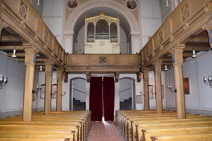 Im Kirchenschiff der St. Peter und Paul Kirche.