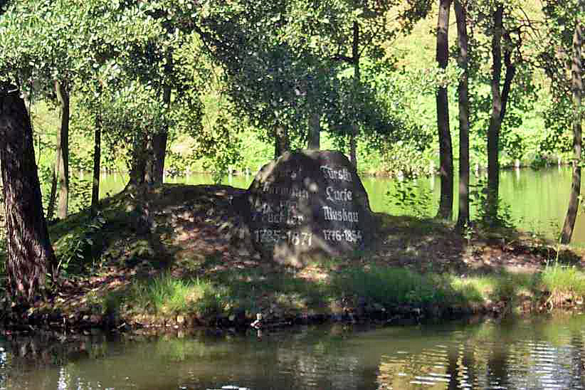 Grabstein fr Frstin Lucie und Frst von Pckler - Seepyramide, Park Branitz.