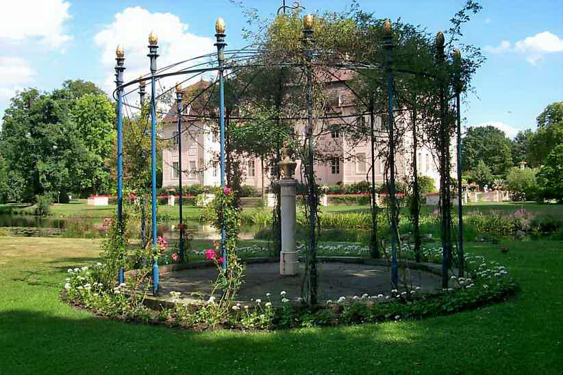 Sicht zum Schloss Branitz durch den Kiosk.