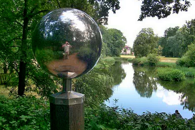 Spiegel-Kugel im Branitzer Park.