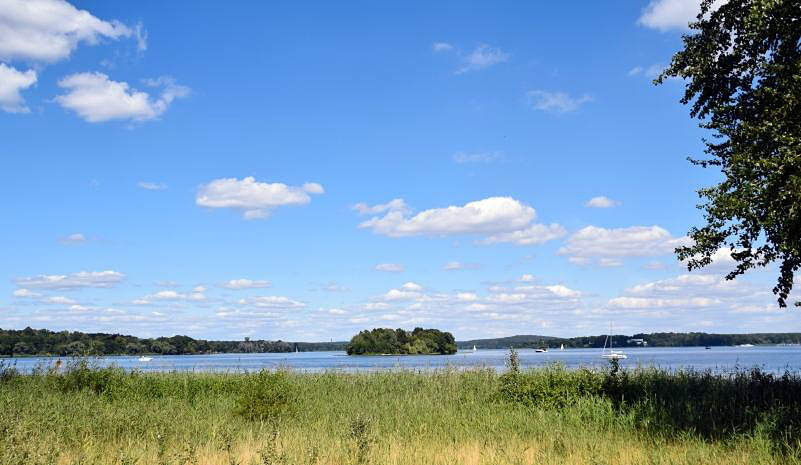 Der Blick von der Pfaueninsel zur Insel Klberwerder.