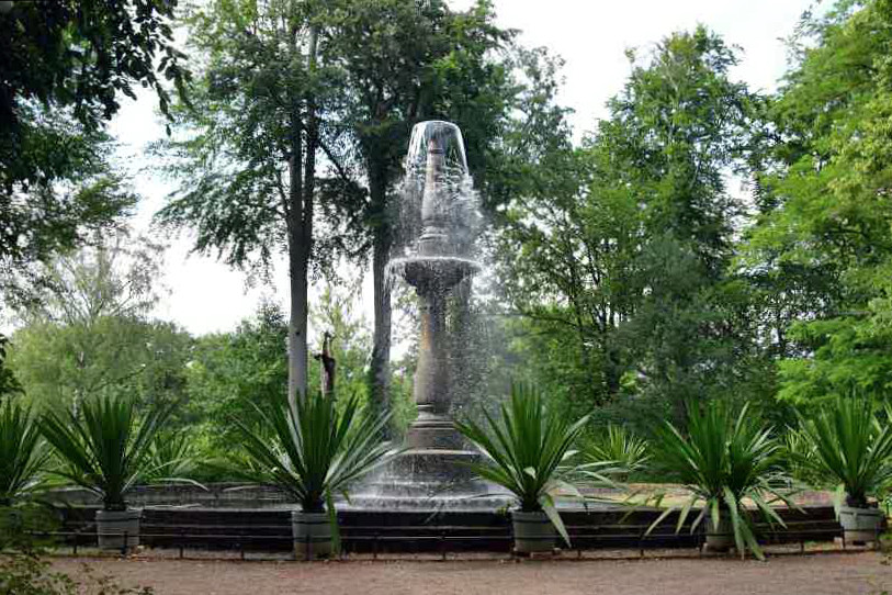 Fontnenrund mit rmischen Schalenbrunnen auf der Pfaueninsel.