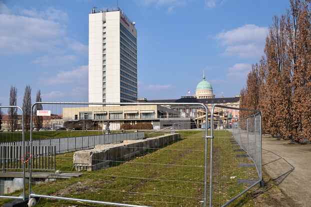 Das Hafenbecken Potsdam ohne Ringerkolonnaden