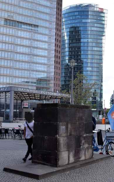 Karl Liebknecht Denkmalsockel auf dem Potsdamer Platz.