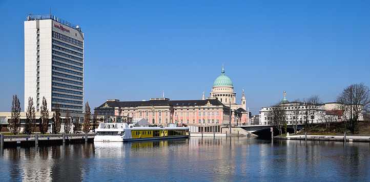 Blick vom Potsdamer Hafen zum Stadtschloss - Landtag