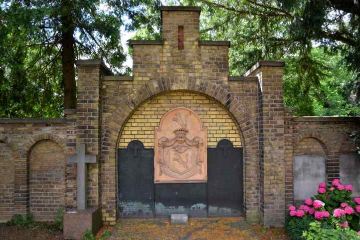 Familiengruft derer von Voss auf dem Friedhof der Schlosskirche Buch.