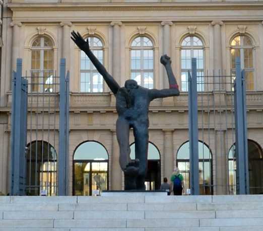 Skulptur Jahrhundertschritt - Museum Barberini in Potsdam