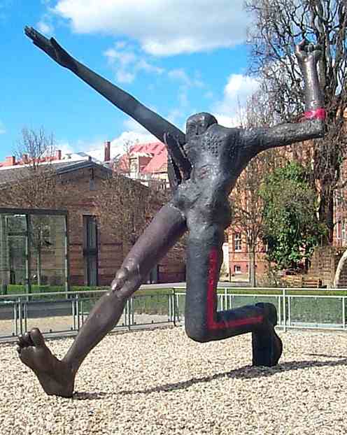 Skulptur Jahrhundertschritt im Hof des Kutschstalles - Neuer Markt / Potsdam. 