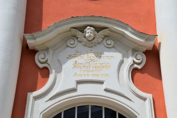 ber dem Portal der Schlosskirche Buch in Berlin.