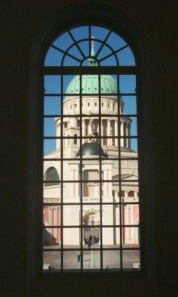 Blick durcg das Fenster im Aufgangsbereich