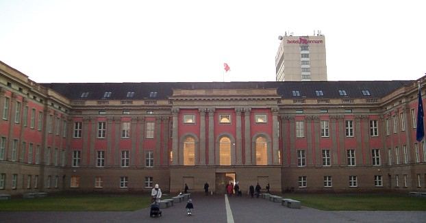 Im Hof des Potsdamer Stadtschlosses - Blick zum Hofeingang