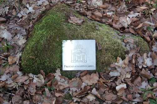 Kleine Metalltafel mit Hinweis auf den ehemaligen Freundschaftstempel.