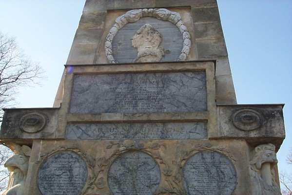  Medaillons am Obelisk in Rheinsberg