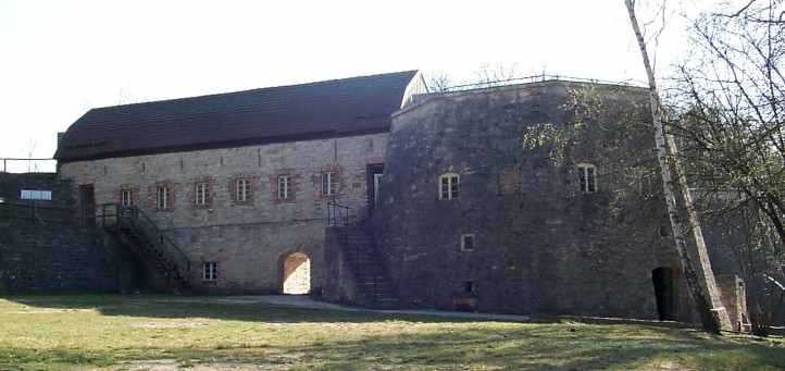 Bohlenbinderhaus mit Wohnung.