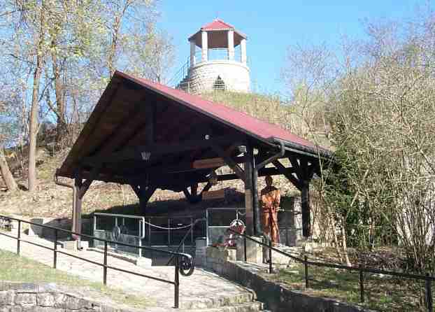 Glockenturm und Eingang zum Heinitztunnel.