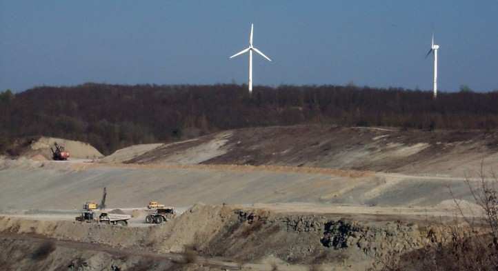 Kalksteintagebau vor dem Energiepark Rdersdorf.