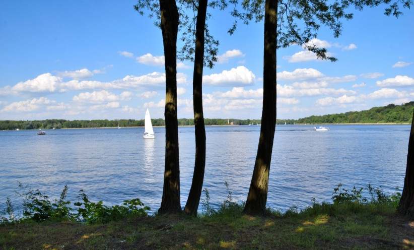 Blick vom Ufer der Schwanenallee ber den Jungfernsee nach Sacrow.