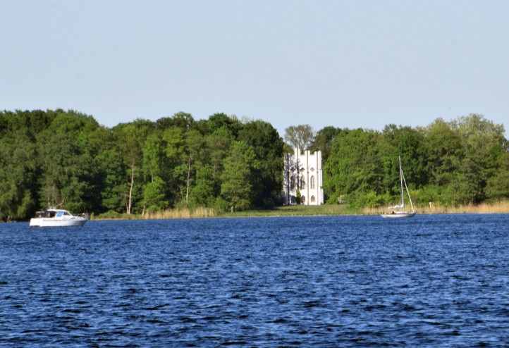 Blick von der Halbinsel Meedehorn zur Meierei auf der Pfaueninsel.