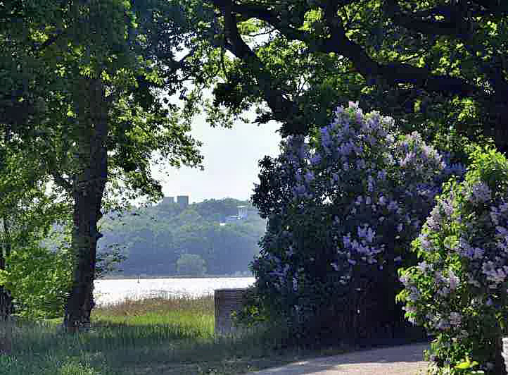 Tunnelblick von Sacrow zum Belvedere und Villa Henckel.