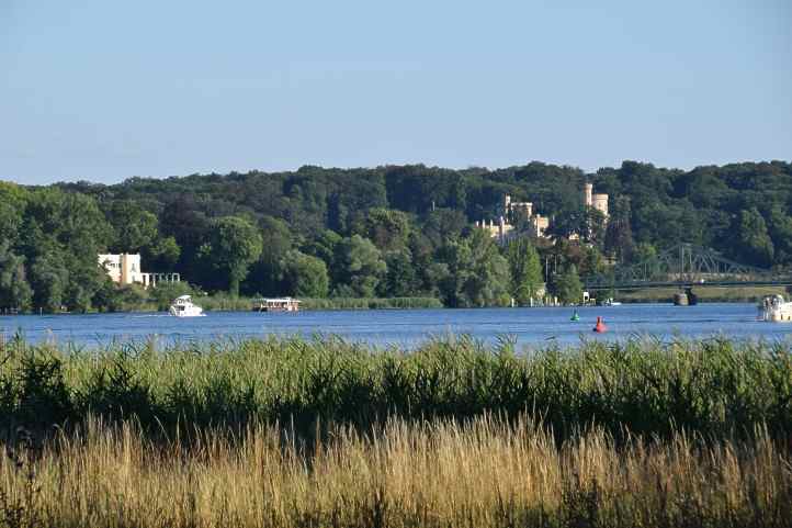 Blick Schloss Glienicke und Babelsberg vom Park Sacrow.