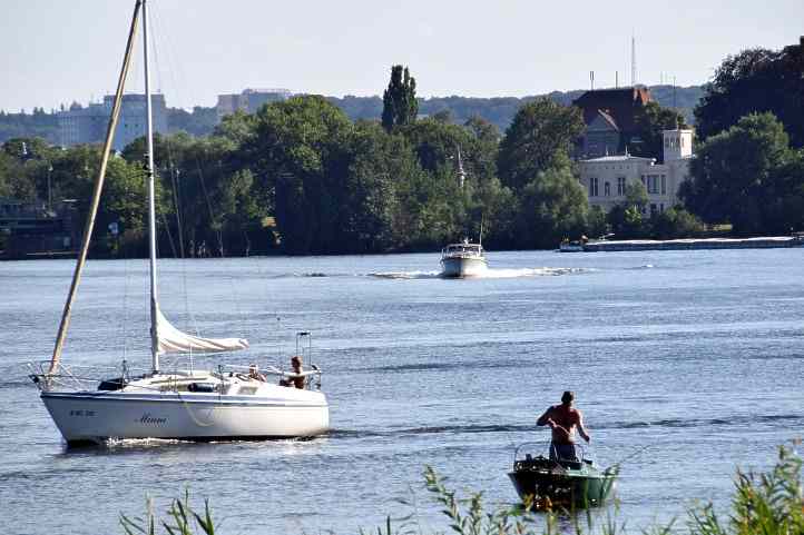 Blick von Sacrow zur Villa Schningen an der Glienicker Brcke.